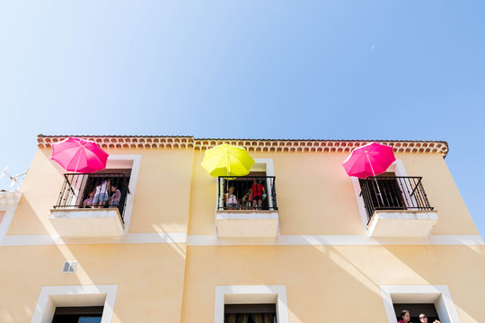 sombrillas de colores en balcon