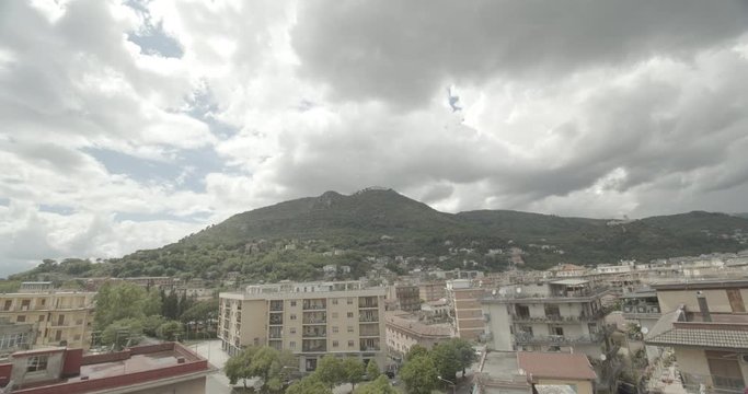 Timelapse Abbazia su monte = Rec in: 4K DCI/ProRes 422 /13 stop/LOG. Clip pronta per una perfetta post-produzione. Ideale per reportage, documentari e film