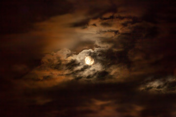 Obraz premium Full moon and clouds at midnight. Dramatic moonscape