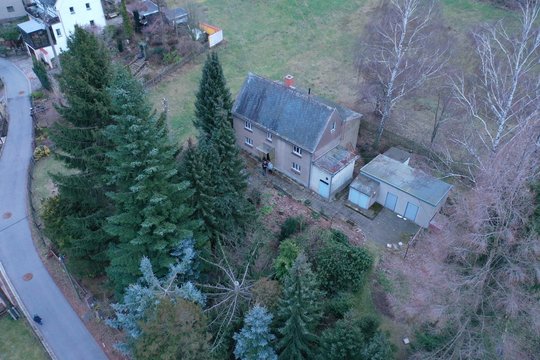 kaputtes uraltes Haus, Dachinspektion Luftaufnahme Drohne