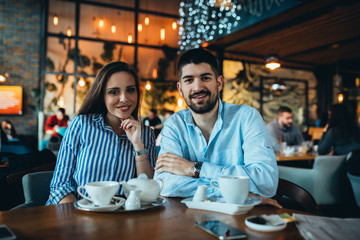 couple in cafeteria drinking tea