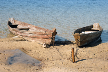 Fototapeta premium Boats moored on the lake shore.