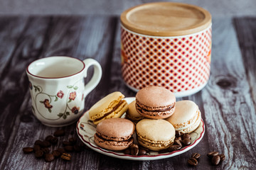 Tasse de café et macarons assortis chocolat vanille café praliné