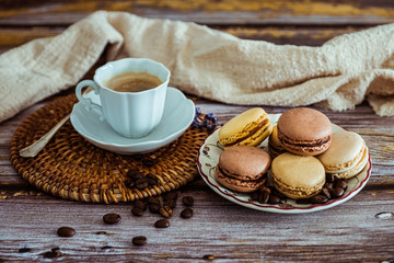 Tasse de café et macarons assortis chocolat vanille café praliné