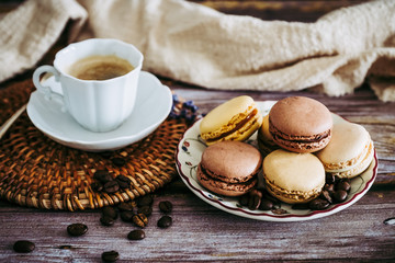 Tasse de café et macarons assortis chocolat vanille café praliné