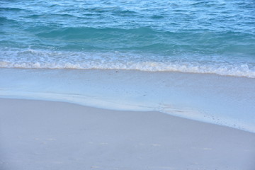 Fototapeta na wymiar Sandy tropical beach and blue turquoise ocean water