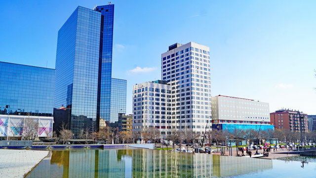 Paisaje urbano de jardines y arquitectura moderna en Sabadell, Barcelona, Catalunya, Espa&ntilde;a, Europa