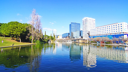 Fototapeta premium Paisaje urbano de jardines y arquitectura moderna en Sabadell, Barcelona, Catalunya, España, Europa