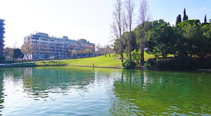 Fototapeta premium Paisaje urbano de jardines y arquitectura moderna en Sabadell, Barcelona, Catalunya, España, Europa