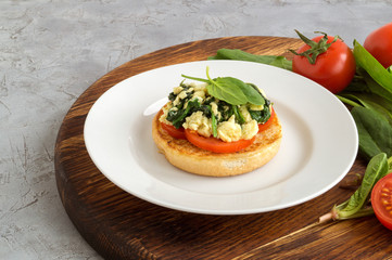scrambled eggs with bacon and spinach