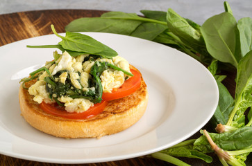 scrambled eggs with bacon and spinach