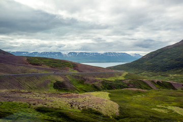 Schöne ursprüngliche Landschaft Islands