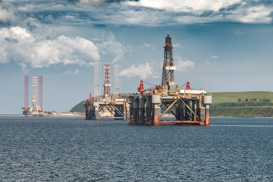 K&uuml;stennahe Bohrinseln in Invergordon mit blauem Himmel
