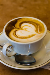 Cappuccino vom Barista mit Liebe verziert