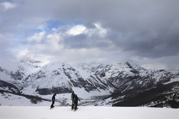 Naklejka premium Group of snowboarders starts on off-piste descent