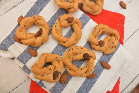 taralli napoletani tradizionali biscotti al forno salati con sugna mandorle pepe snack food