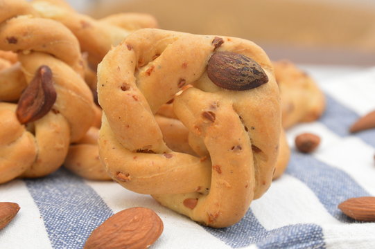 taralli napoletani tradizionali biscotti al forno salati con sugna mandorle pepe snack food