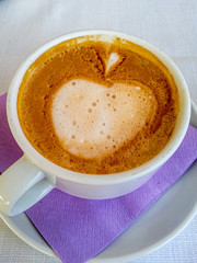 Cappuccino Schaum mit Apfel verziert