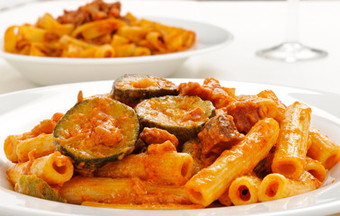 Piatto di maccheroni con pomodoro e melanzane, pasta italiana