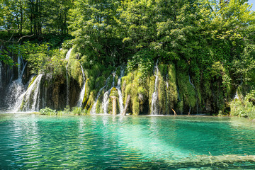 See mit Wasserfall im Wald Wasser kommt aus den höher gelegenen Wald. Plitvicer Seen sind der älteste und größte Nationalpark in Kroatien	