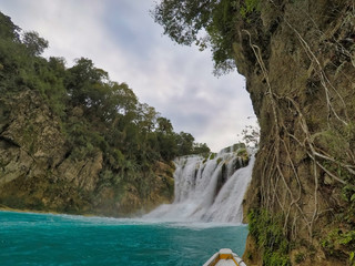 yellow boat point of view (EL SALTO-EL MECO) san luis potosi México, hermosa cascada Turquoise...