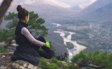 Obraz premium young woman meditating on top of mountain