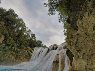 yellow boat point of view (EL SALTO-EL MECO) san luis potosi México, hermosa cascada Turquoise...