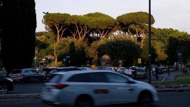 Roma, SPQR. Tráfico junto a las termas de Caracalla. Lazio, Italia, Europa.