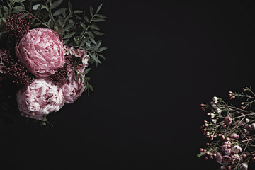 Schöne frische Blumen auf schwarzem Hintergrund, Platz für Text. Blumenkartendesign mit dunklem Vintage-Effekt © New Africa
