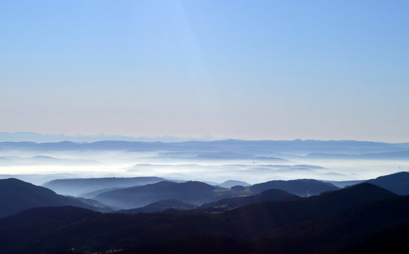 Schwarzwaldgipfel bei Sonne und Nebel