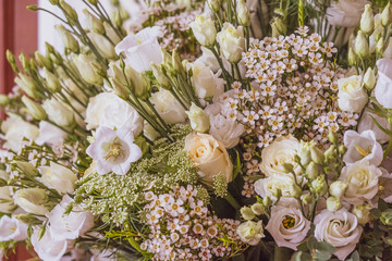 Obraz na płótnie Canvas close up of beautiful bouquet of white flowers, lisantes, roses