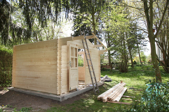 Gartenhaus Holzhaus im Garten selbst aufbauen zusammen bauen aus Holz