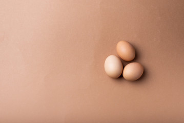 huevos caseros sobre un fondo marron
