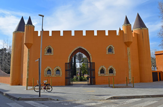 puerta de entrada, arquitectura, parque, jardines, parques infantiles, vegetaci&oacute;n, juegos recreativos, &aacute;rboles naturales, al aire libre  Parque Francesc Macia en Malgrat de Mar Barcelona Espa&ntilde;a