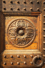 Historische Schlosstür mitgeschnitztem  Ornament