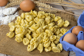 Tortellini crus sur une table en bois