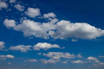 Blauer Himmel mit Wolken