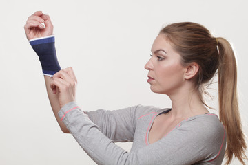 Junge Frau mit Gelenkschutz, Sportmedizin
