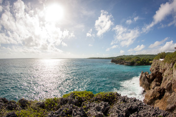 Fototapeta premium Meeresblick auf den Boston Beach von den Klippen an der Küste von Jamaika Portland
