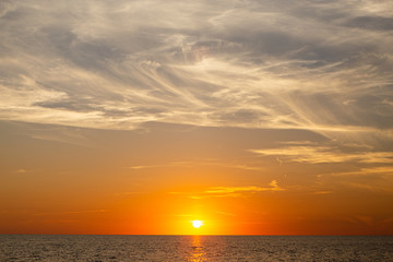 Atardecer sobre el mar