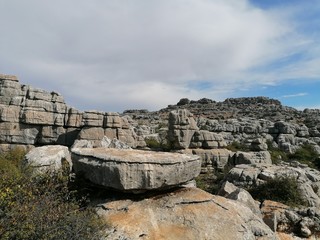 Torcal de Antequera, provincia de Málaga, Andalucía, España La forma única de las rocas se debe...
