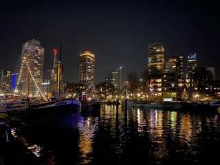Fototapeta premium Hafen Rotterdam Skyline in der Nacht