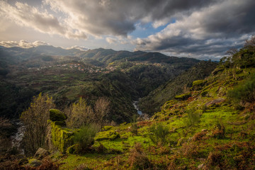 Naklejka premium Portugal bonita paisagem de pôr do sol nas montanhas