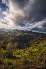 Fototapeta na wymiar Portugal bonita paisagem de pôr do sol nas montanhas