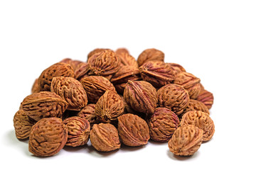 Pfirsichkerne vor weißem Hintergrund