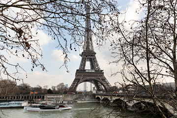 Torre Eiffel y río Sena, París.