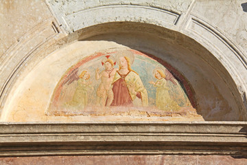 Madonna con Bambino; lunetta del portale della chiesa di Sant'Eusebio  a Predaia in Val di Non; Trentino