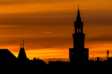 wieża ratusza w Opolu na tle czerwonego nieba © Henryk Niestrój