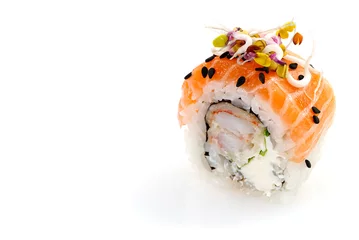 Foto op Plexiglas traditionele Japanse voedselsushi. tempura sushi maki met garnalen en avocado geïsoleerd op witte achtergrond © Ilja