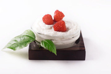  cup cake with strawberries and cream